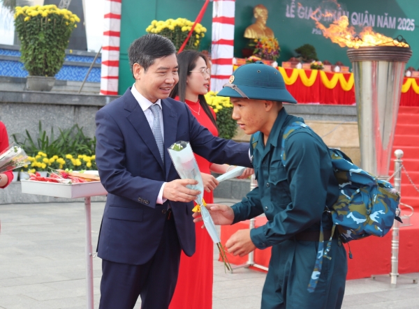 Hình ảnh cho bài viết Phó Bí thư Tỉnh ủy, Chủ tịch UBND tỉnh Tạ Anh Tuấn dự Lễ giao nhận quân tại thị xã Đông Hòa  